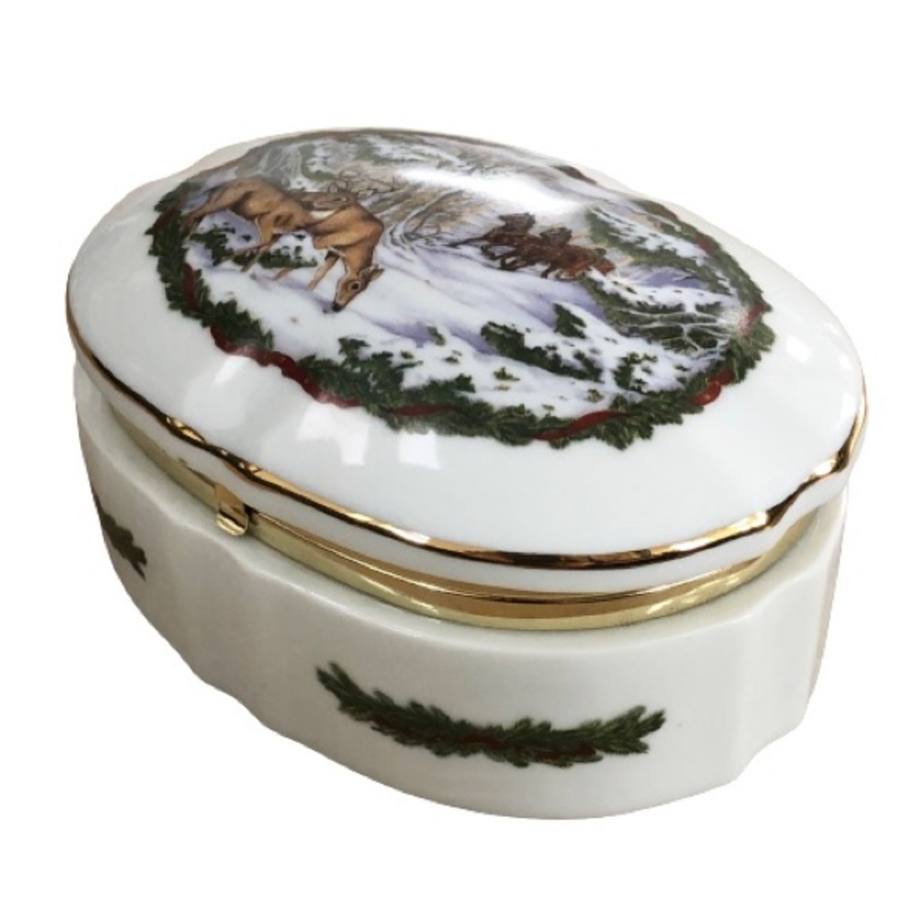 Melodies of Christmas Music Box by Heritage House (1986) Plays White Christmas